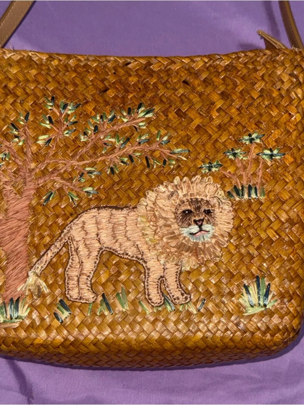 Woven Lion Embroidered Purse - Picture 2 of 9